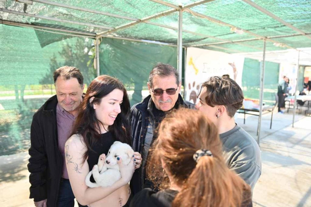 Πλήθος κόσμου στην εκδήλωση στην πλαζ της Πάτρας για τα αδέσποτα (ΦΩΤΟ)