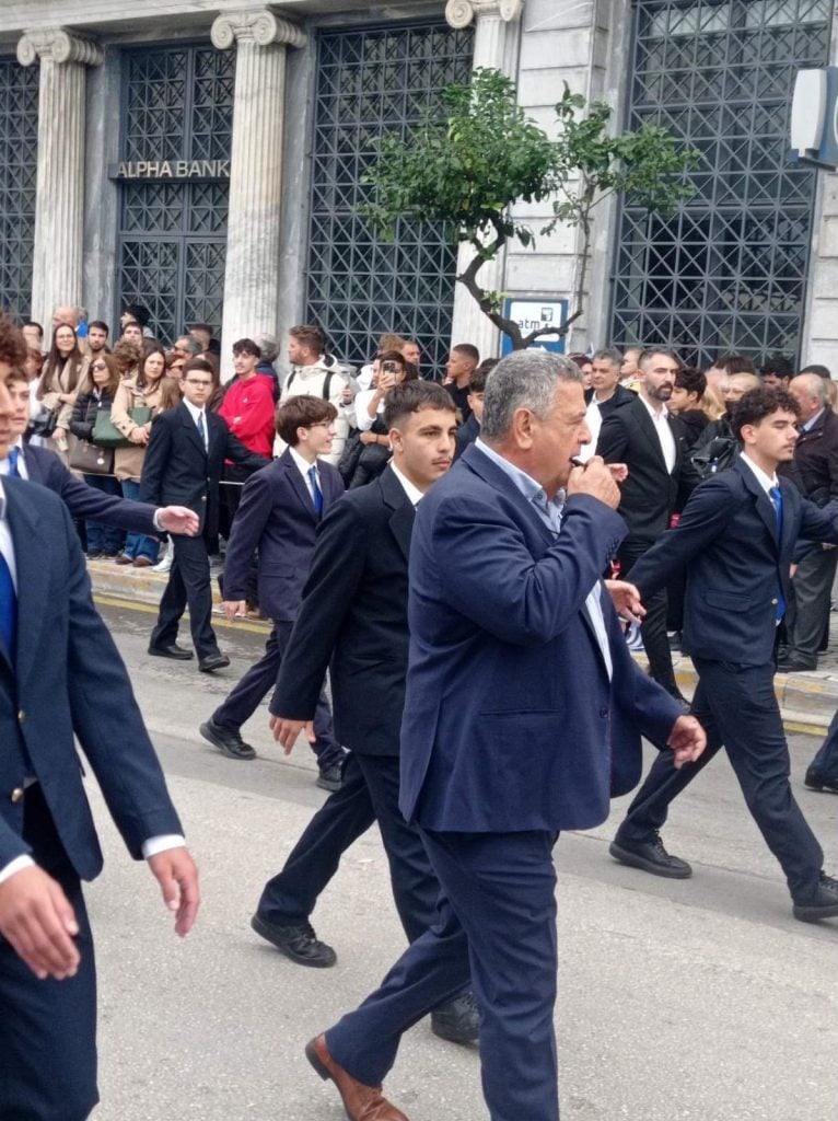 Άφησε την εξέδρα και έπιασε... τη σφυρίχτρα! (ΦΩΤΟ)