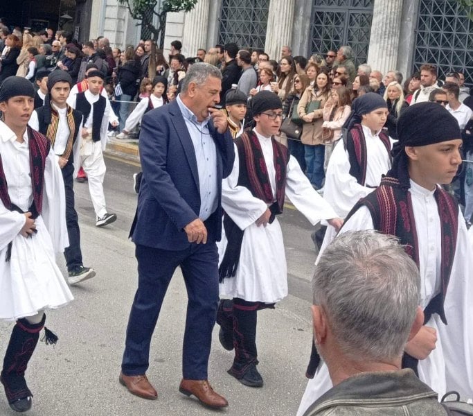 Άφησε την εξέδρα και έπιασε... τη σφυρίχτρα! (ΦΩΤΟ)